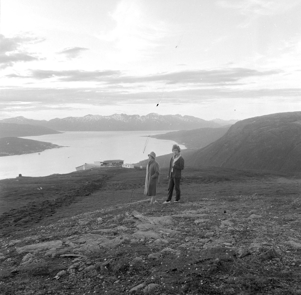 Adolf Skjegstad, Petra og Asbjørg Skjegstad ovenfor Fjellstua på Fløya ved Tromsø. (1961). Med utsikt nordover mot Tromsøysundet.
