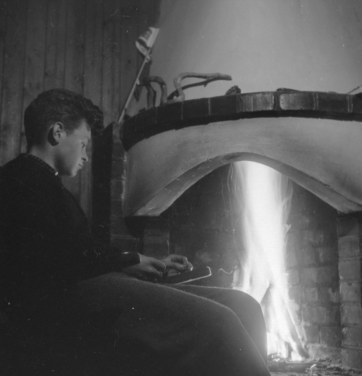 Adolf Skjegstad, Peisbål, peiskos i Skjegstad-hytta på Furubergstranda, Strandvegen langs Mjøsa i Hamar.