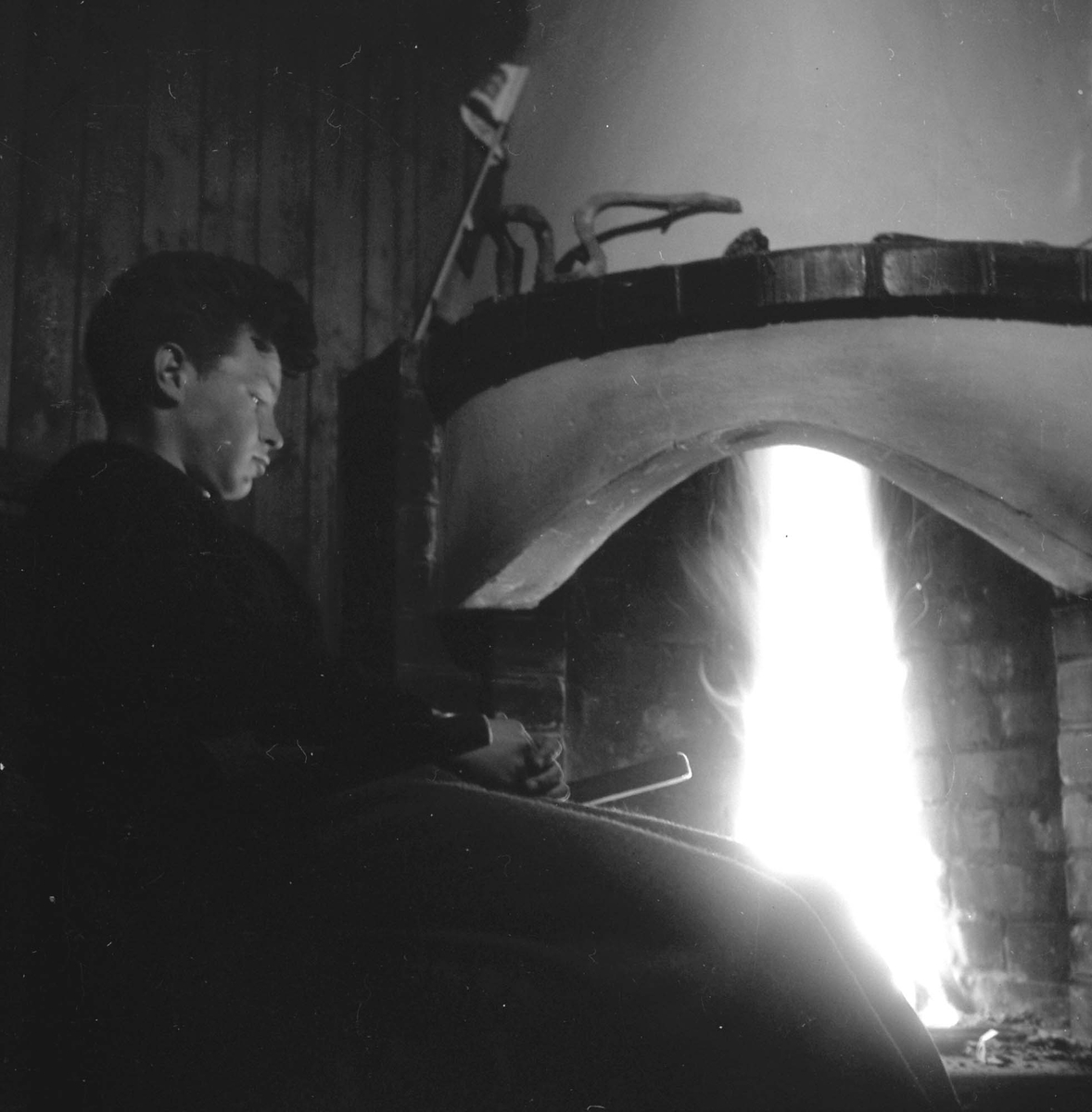 Adolf Skjegstad, Ved peisen i Skjegstad-hytta på Furubergstranda, Strandvegen langs Mjøsa i Hamar.