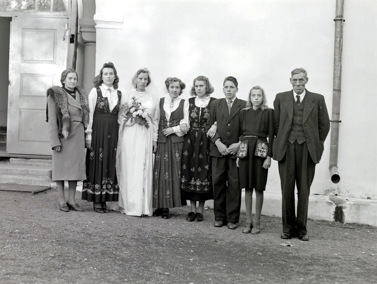 Håkon Prestkværn, Familigrupper, bryllup Lagmannsveen, Elvsveen. Gruppe 8. Forelderene til bruden, Berthe Lagmandsveen og Johan Lagmandsveen ytterst på hver sin kant.