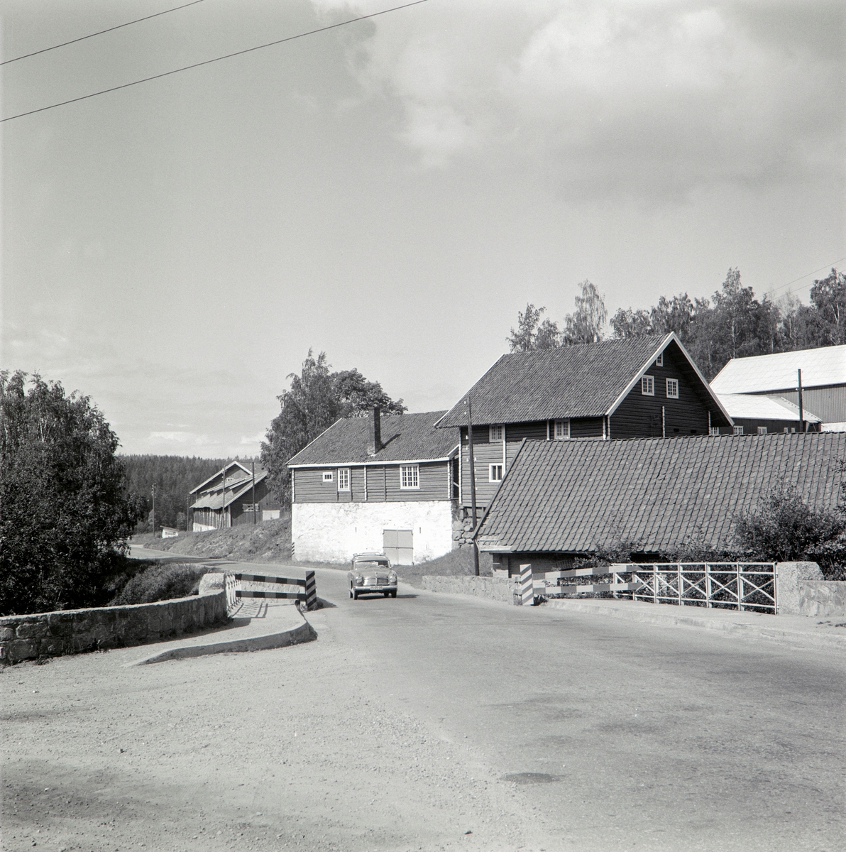 Anno Domkirkeodden, EKSTERIØR: GARDSBRUK, VIK GÅRD, RIKSVEGEN, BRU, TANGEN,