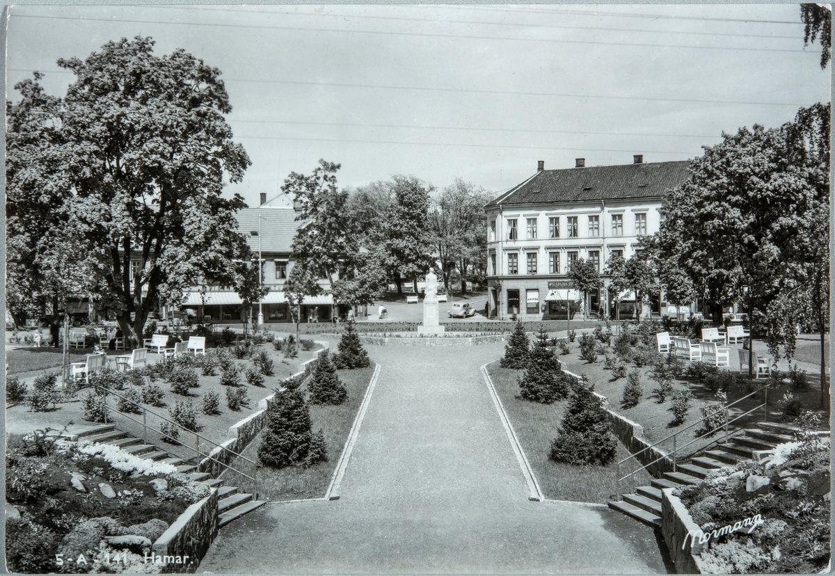 Anno Domkirkeodden, Strandgateparken, sett i fra jernbanen. Statuen over de fallene i krigen i bakgrunn. Sommer, Strandgata, park, Bilde nr 0401-00737 er tatt samtidig.