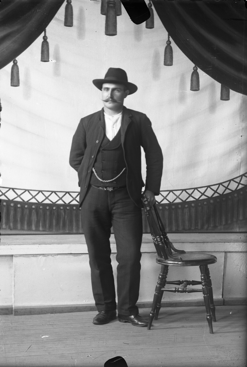 Oscar Holte, Portrett, person, klær,