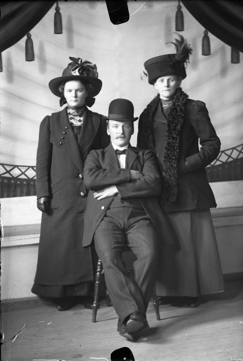 Oscar Holte, Portrett, person, klær,