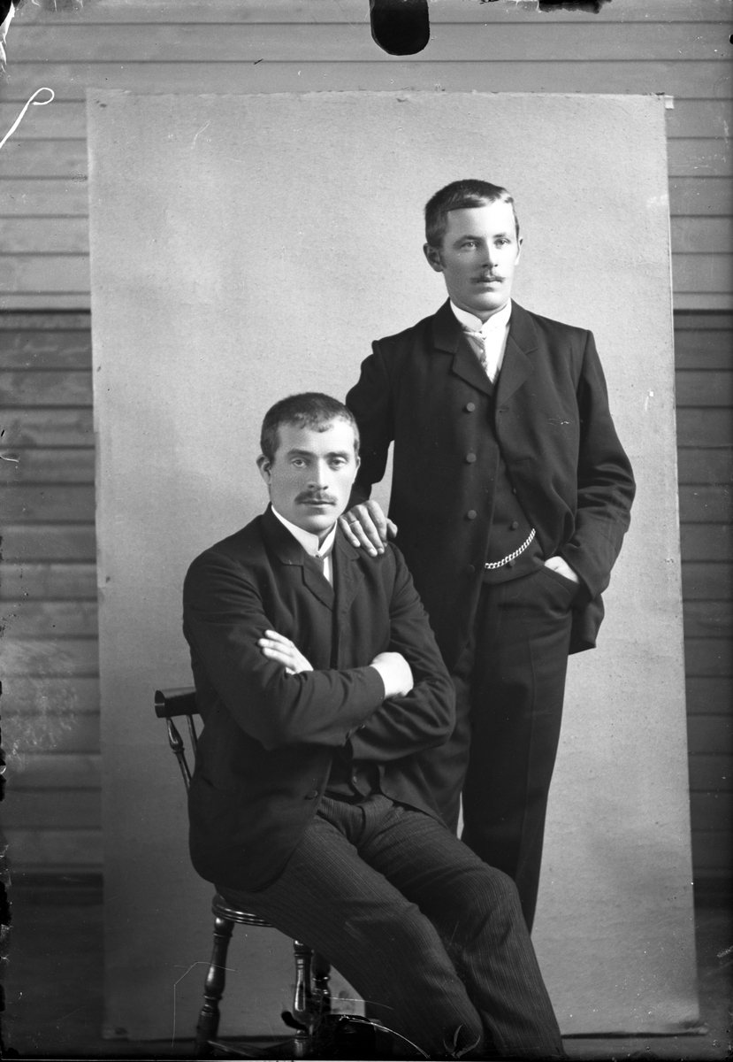 Oscar Holte, Portrett av to menn