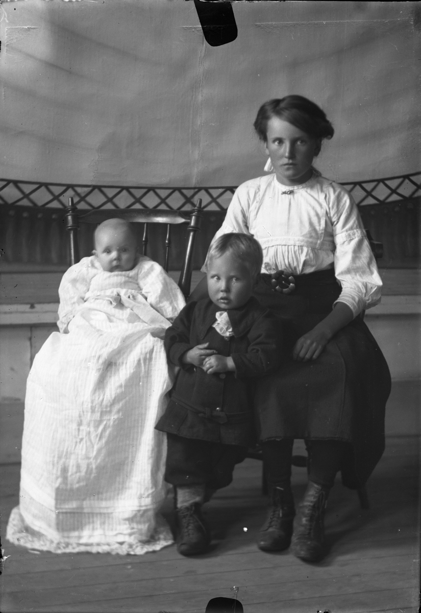 Oscar Holte, Portrett, person, klær,