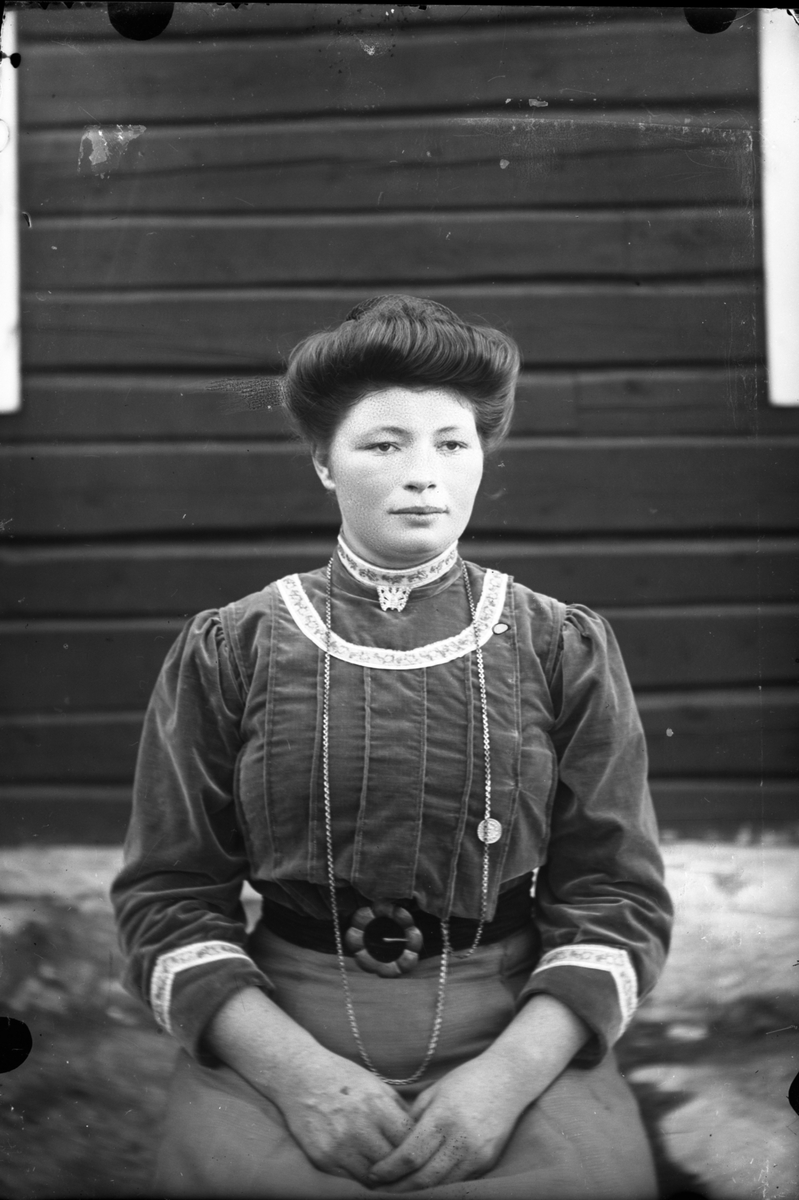 Oscar Holte, Portrett, person, klær,
