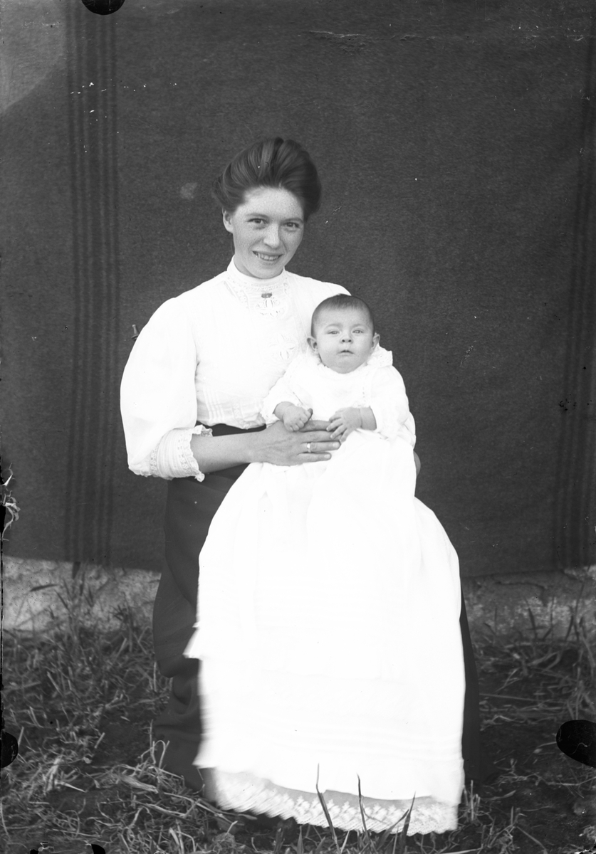 Oscar Holte, Portrett, person, klær,