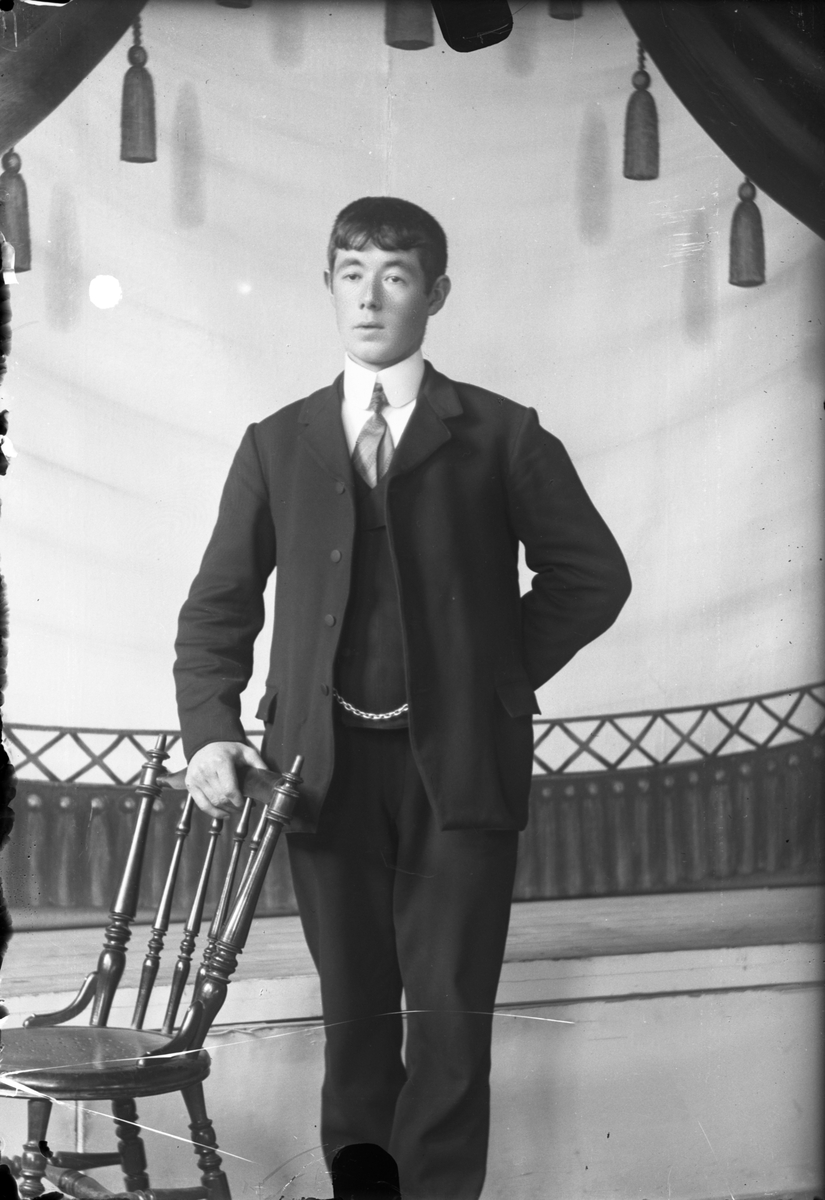 Oscar Holte, Portrett av ung mann