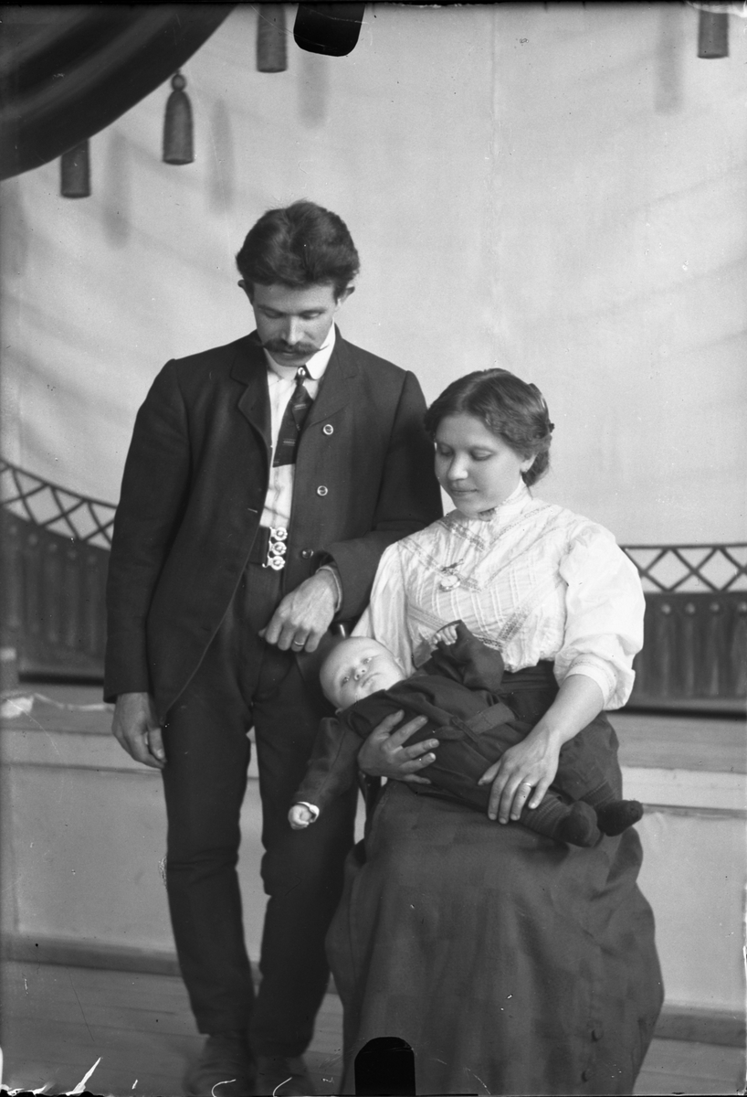 Oscar Holte, Portrett, person, klær,