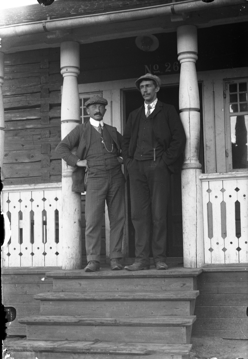 Oscar Holte, Portrett, person, klær,