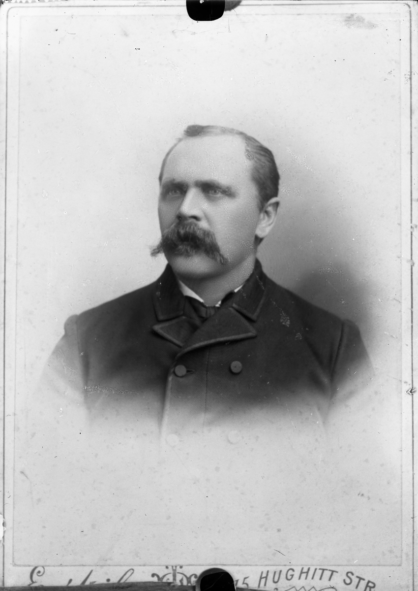 Oscar Holte, Portrett, person, klær,