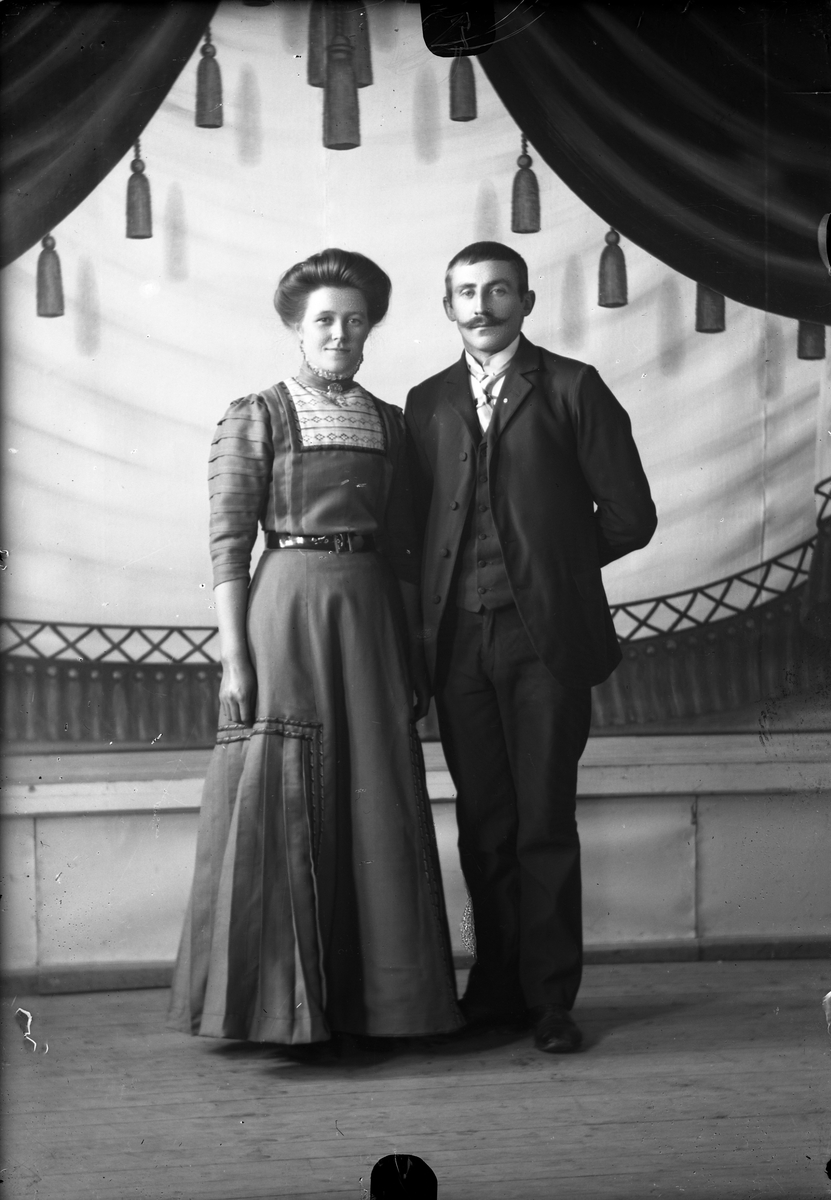Oscar Holte, Portrett, person, klær,
