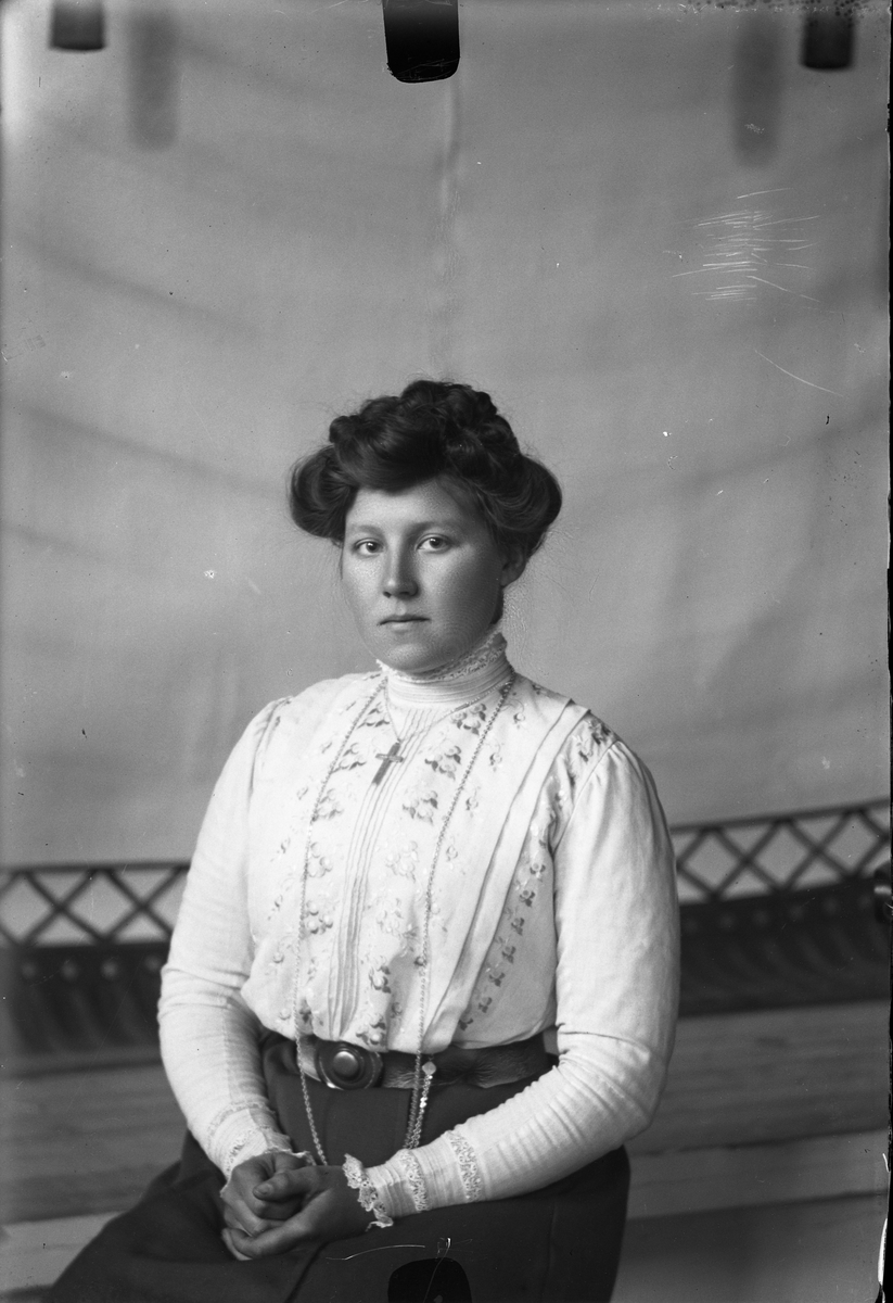 Oscar Holte, Portrett, person, klær,