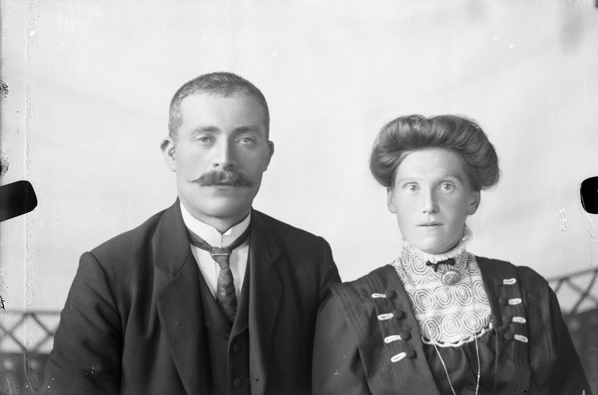 Oscar Holte, Portrett, person, klær,