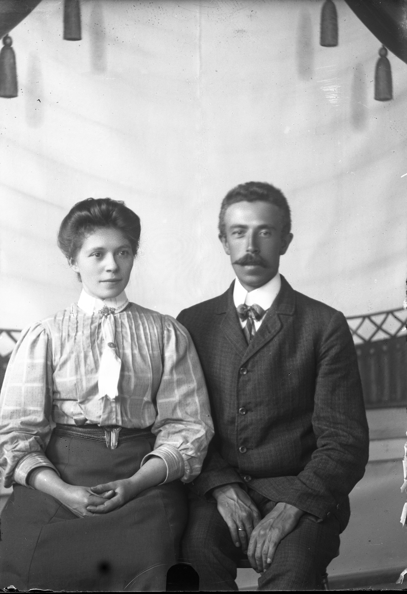 Oscar Holte, Portrett, person, klær,