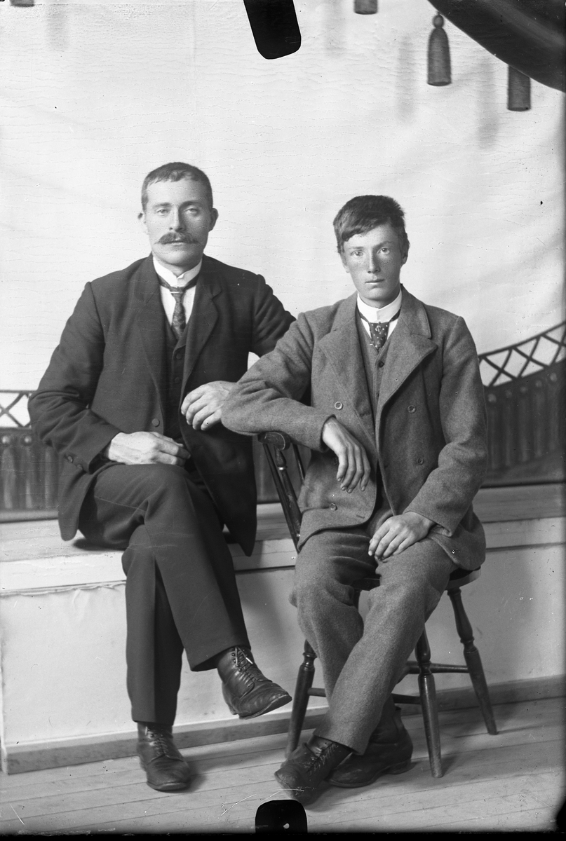 Oscar Holte, Portrett, person, klær,