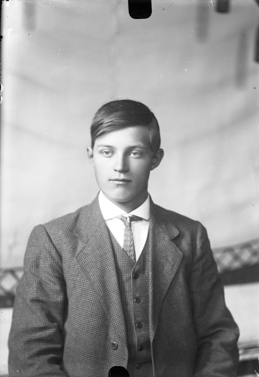 Oscar Holte, Portrett, person, klær,