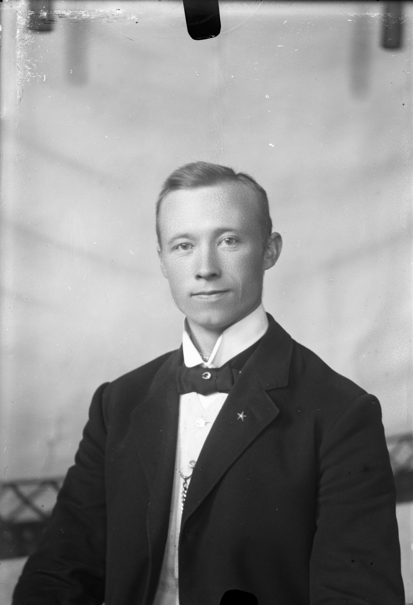 Oscar Holte, Portrett, person, klær,