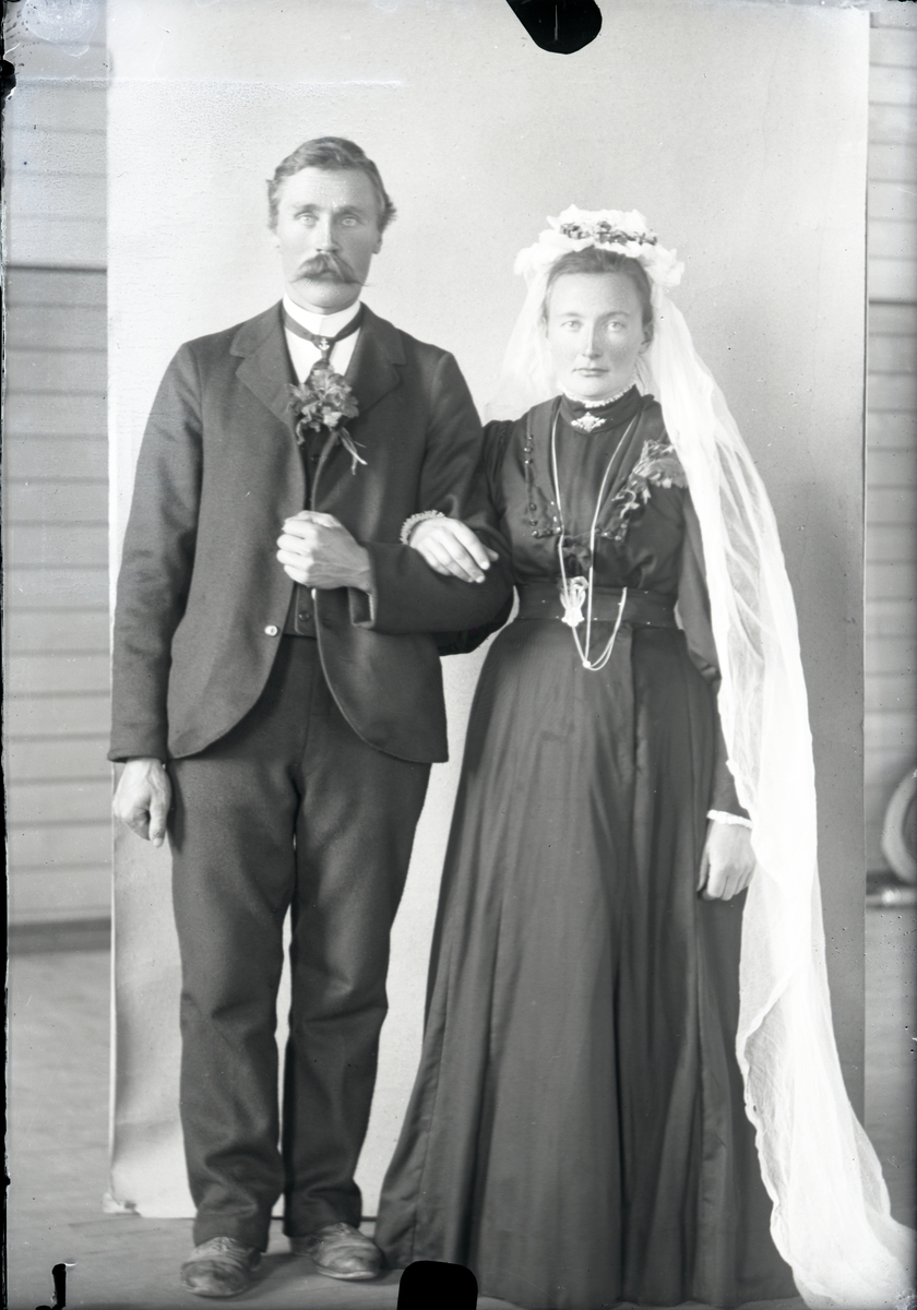 Oscar Holte, Portrett, person, klær,