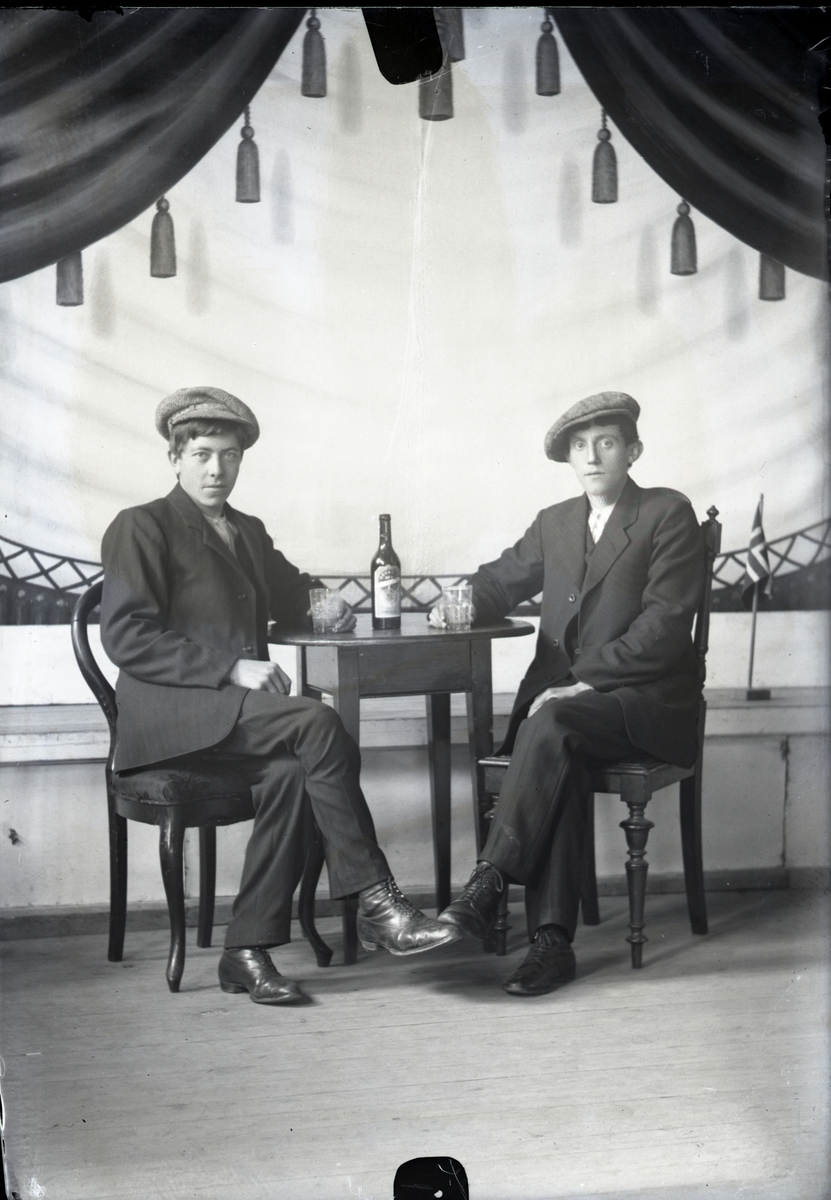 Oscar Holte, Portrett, person, klær,