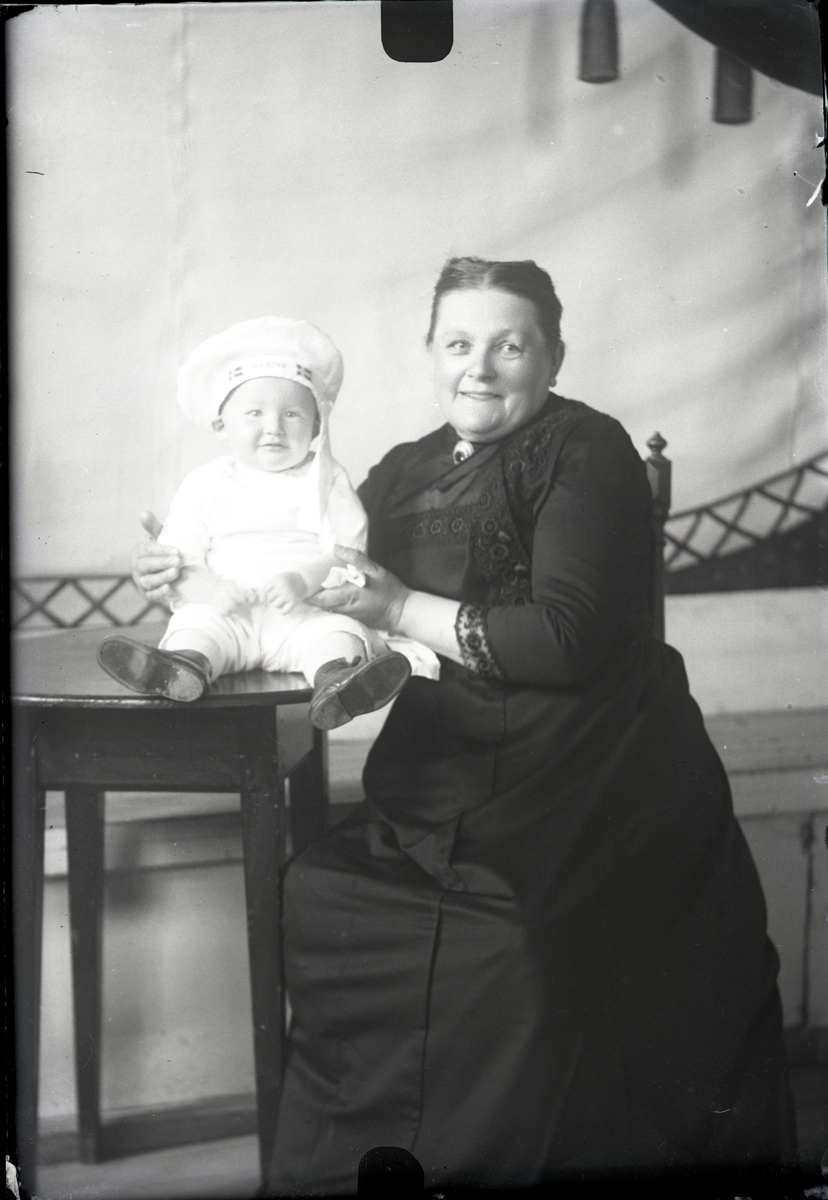 Oscar Holte, Portrett, person, klær,