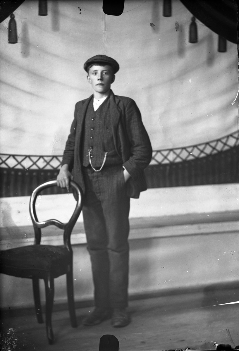Oscar Holte, Portrett, person, klær,