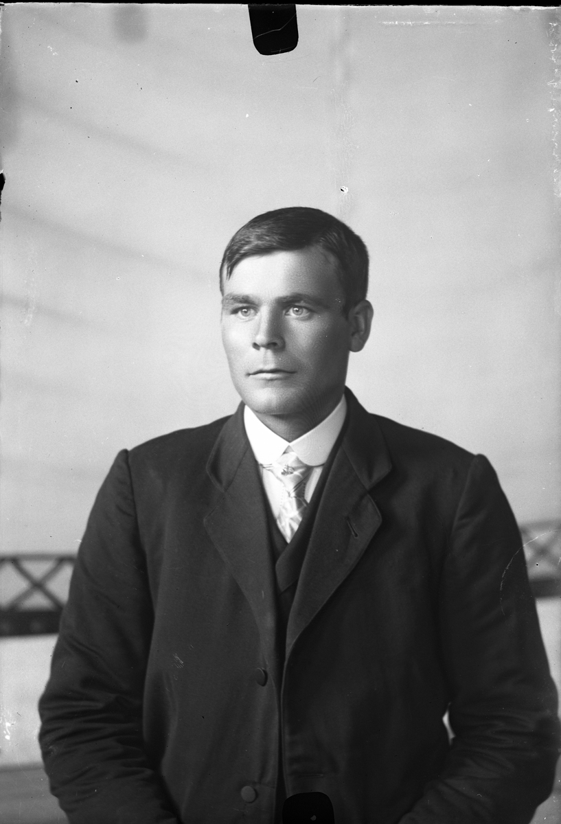 Oscar Holte, Portrett, person, klær,