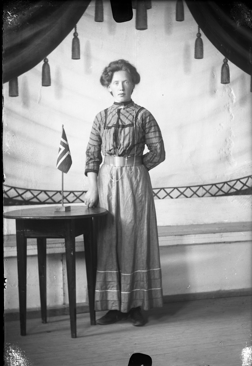 Oscar Holte, Portrett, person, klær,