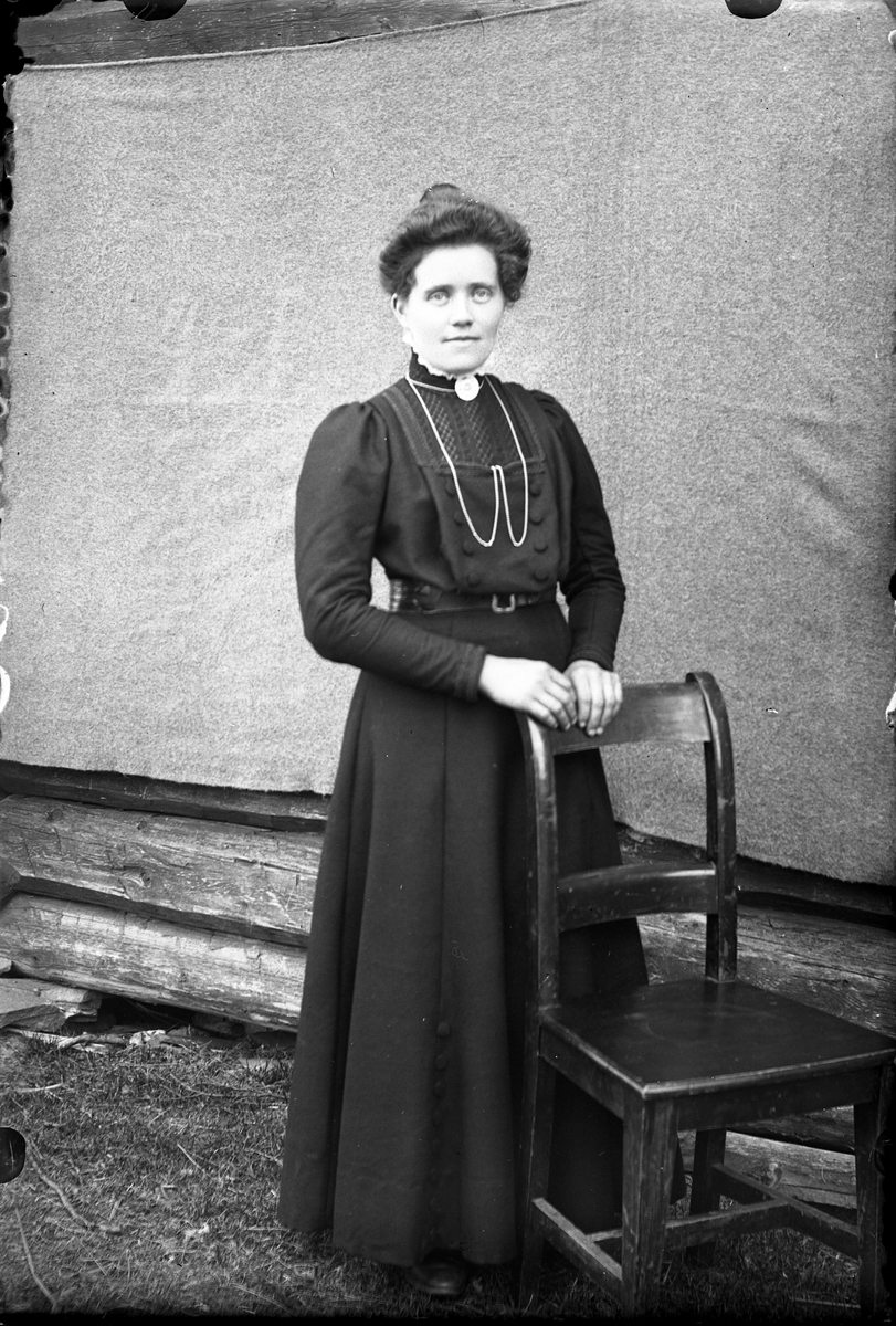 Oscar Holte, Portrett, person, klær,