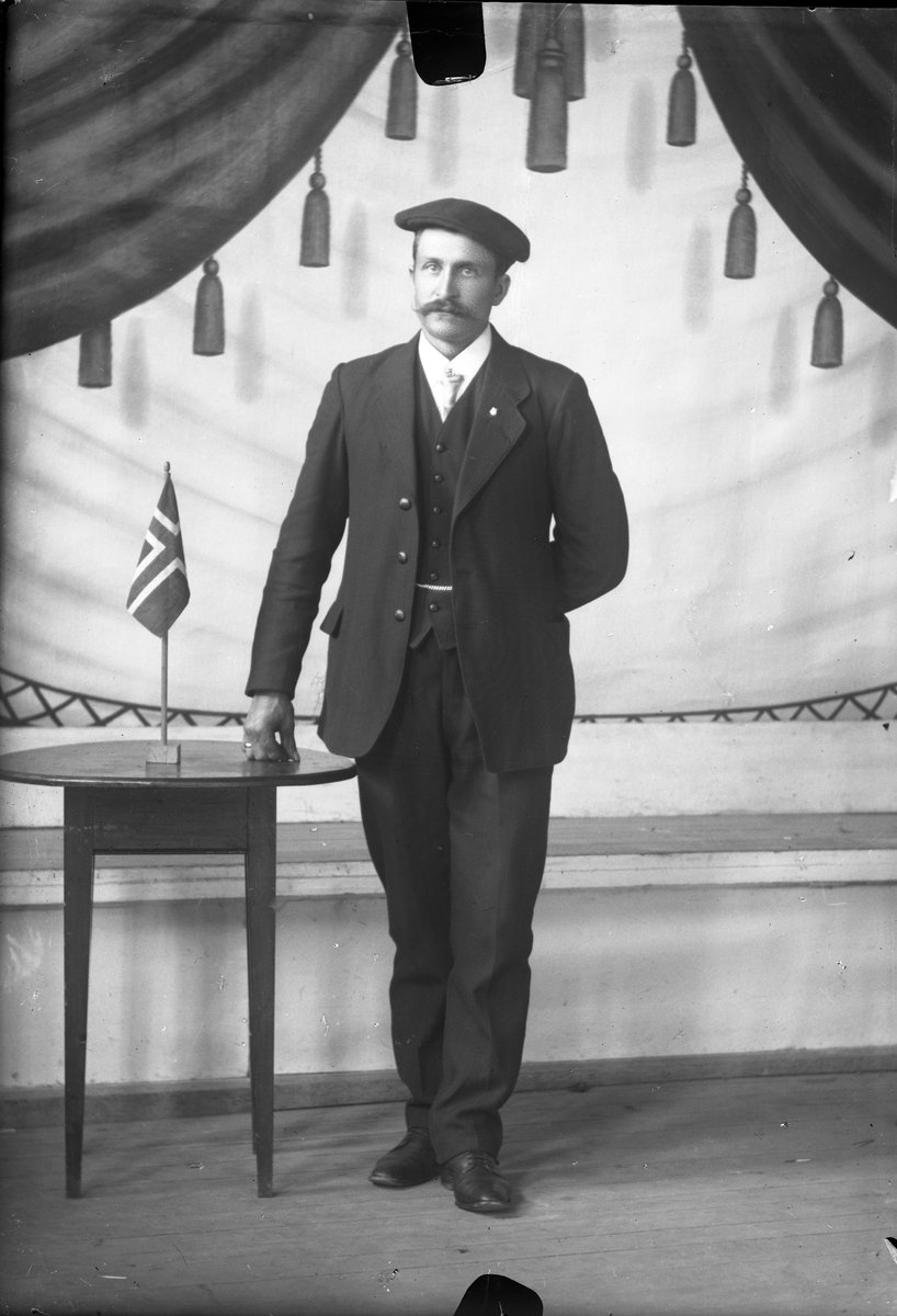 Oscar Holte, Portrett, person, klær,