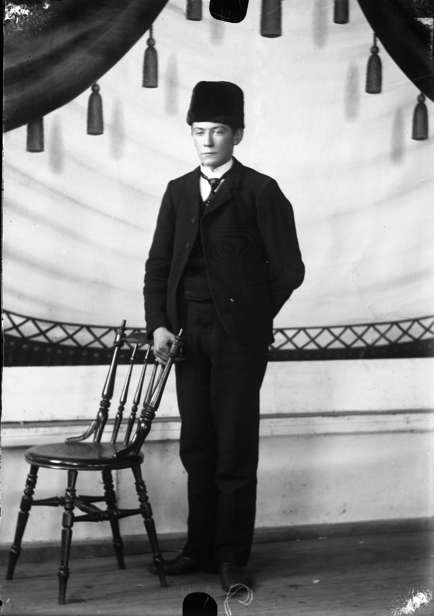 Oscar Holte, Portrett, person, klær,