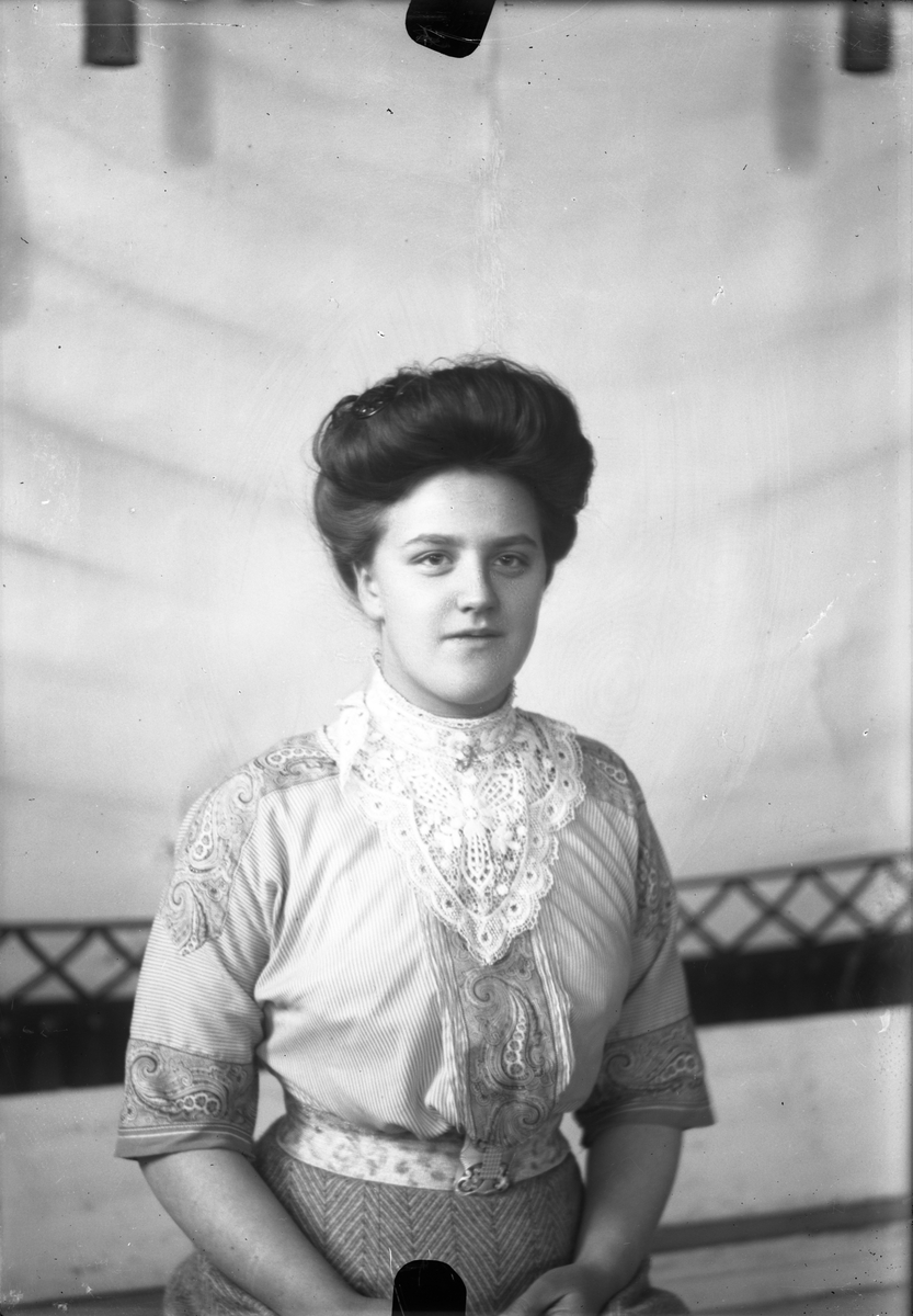 Oscar Holte, Portrett, person, klær,