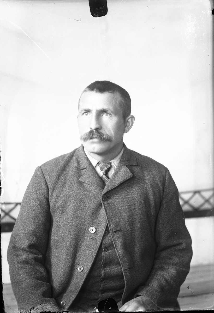 Oscar Holte, Portrett, person, klær,