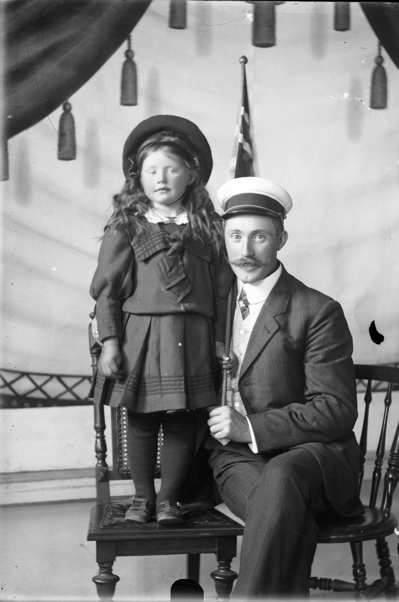 Oscar Holte, Portrett, person, klær,