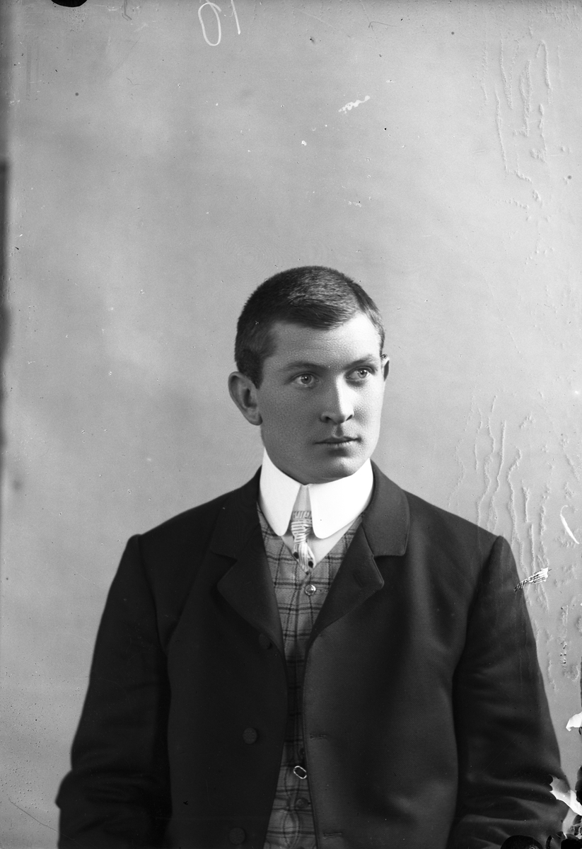 Oscar Holte, Portrett, person, klær,