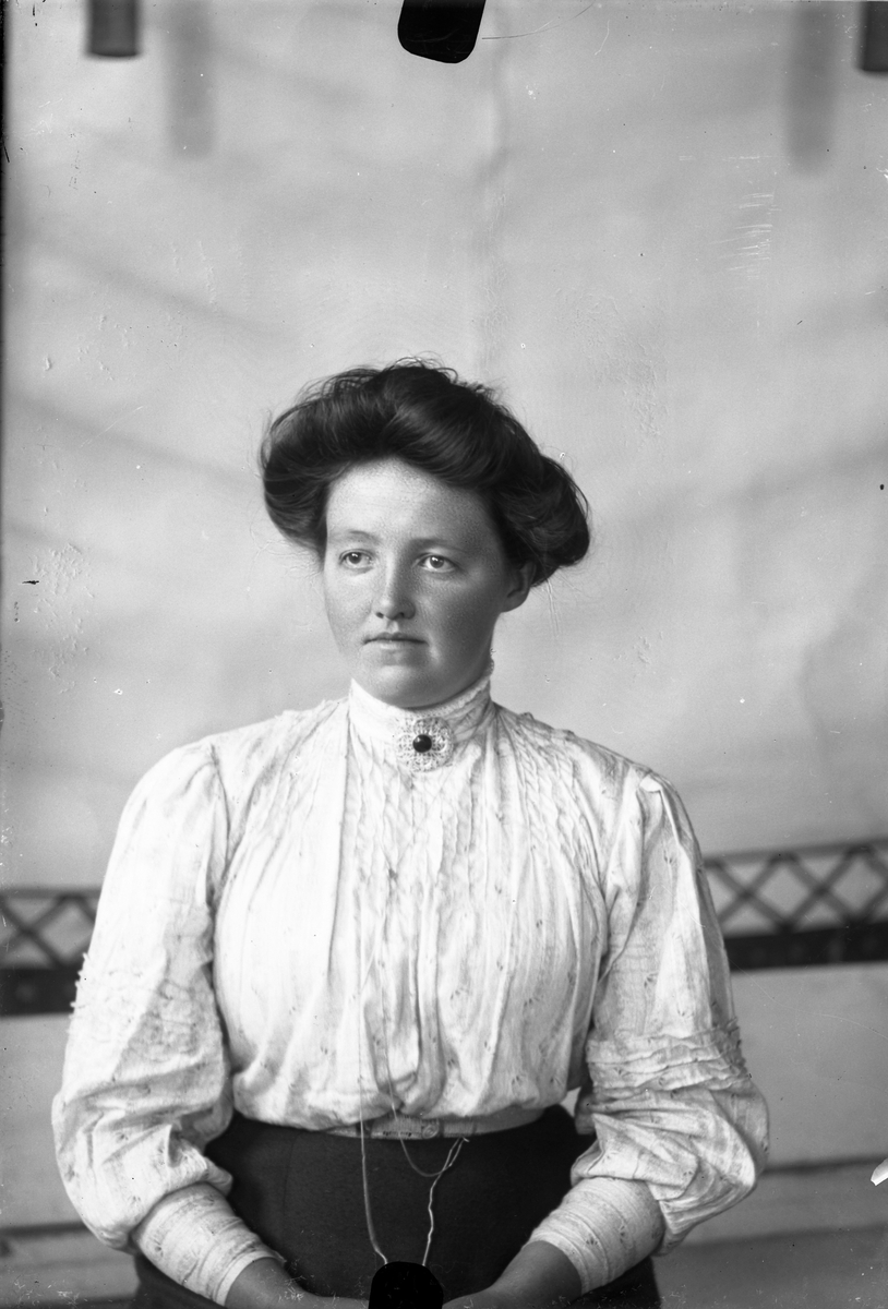 Oscar Holte, Portrett, person, klær,