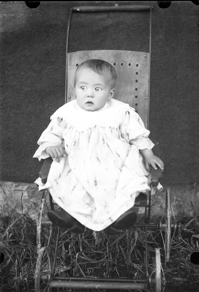 Oscar Holte, Portrett, person, klær,