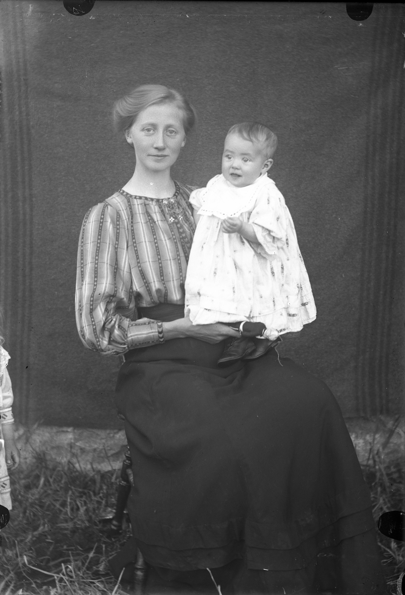 Oscar Holte, Portrett, person, klær,