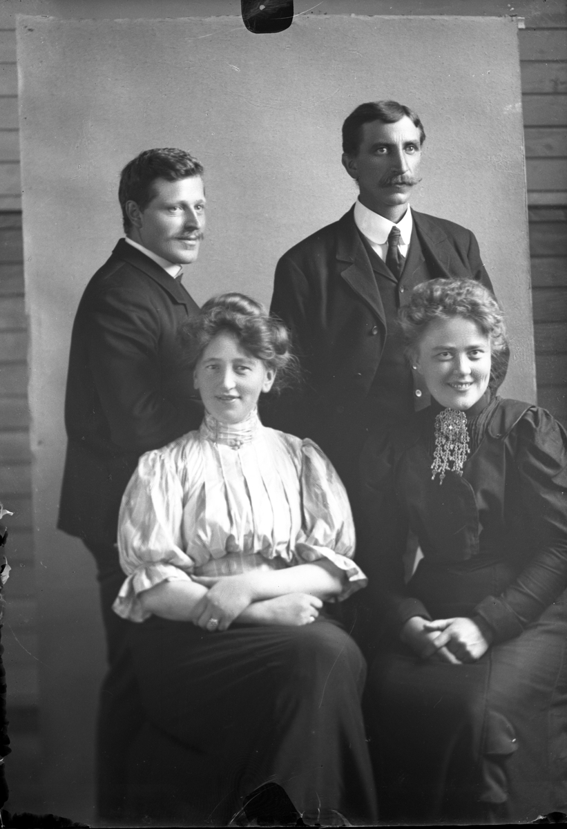 Oscar Holte, Portrett, person, klær,