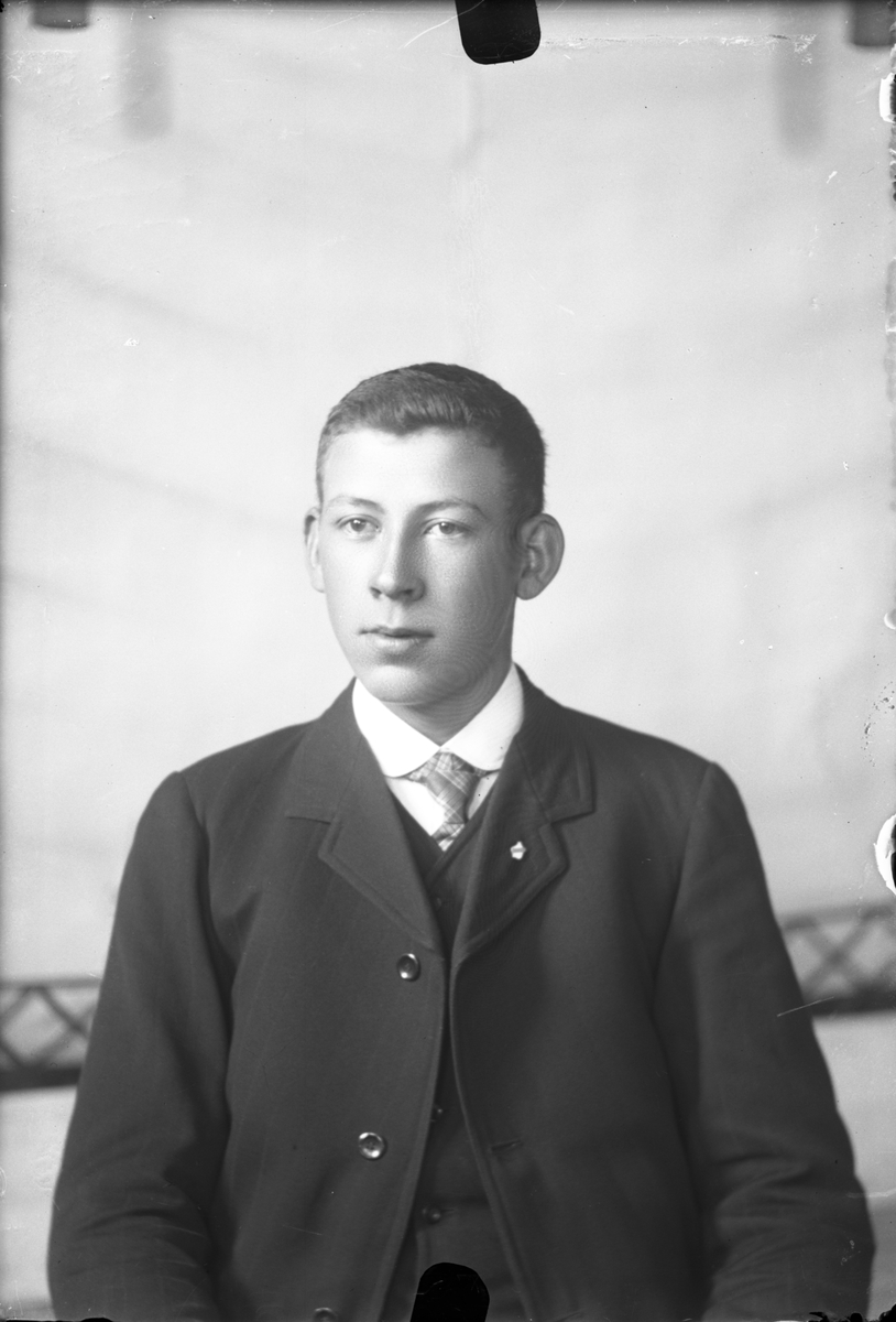 Oscar Holte, Portrett, person, klær,
