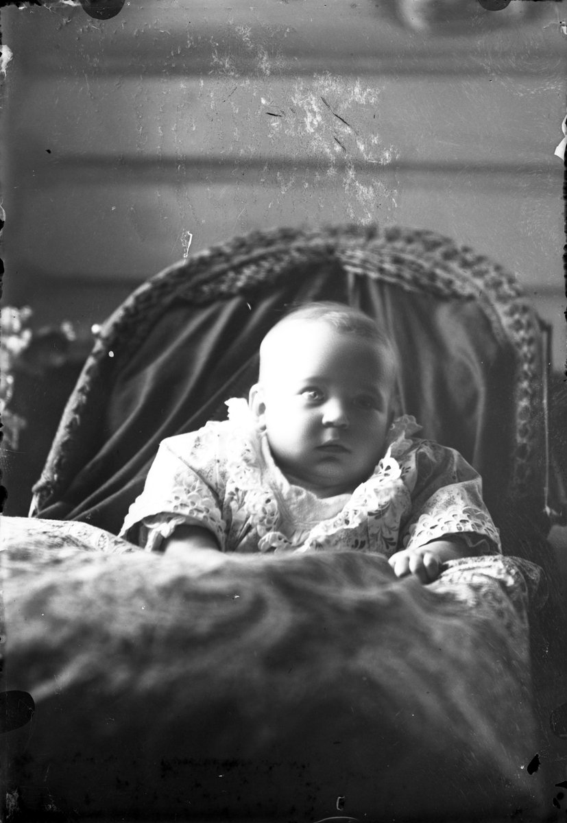 Oscar Holte, Portrett, person, klær,
