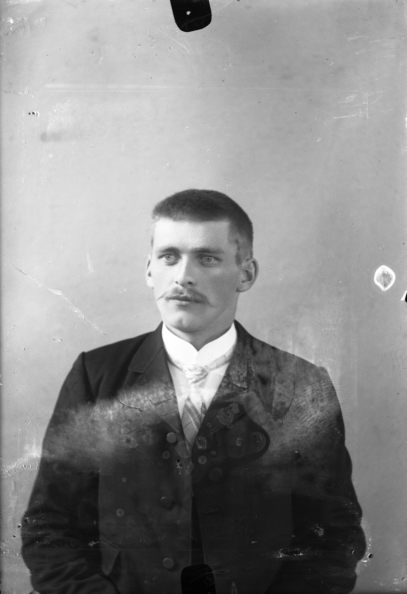 Oscar Holte, Portrett, person, klær,