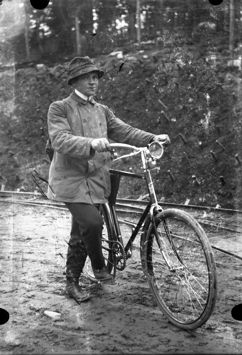 Oscar Holte, Mann med sykkel