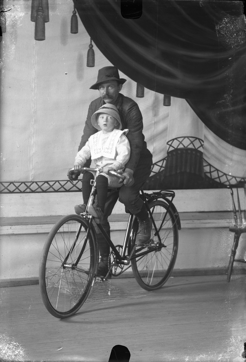 Oscar Holte, Mann og barn på sykkel