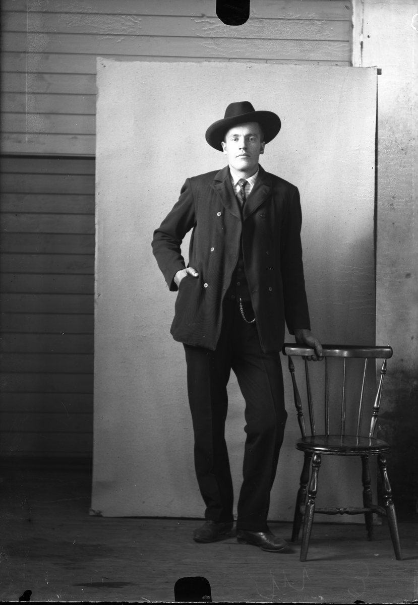 Oscar Holte, Portrett, person, klær