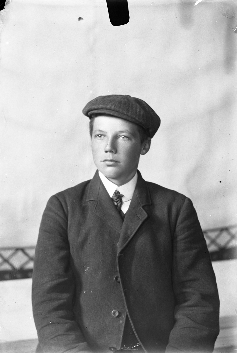 Oscar Holte, Portrett, person, klær,