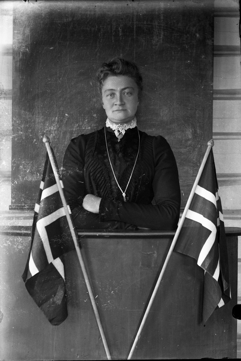 Oscar Holte, Portrett, person, klær,