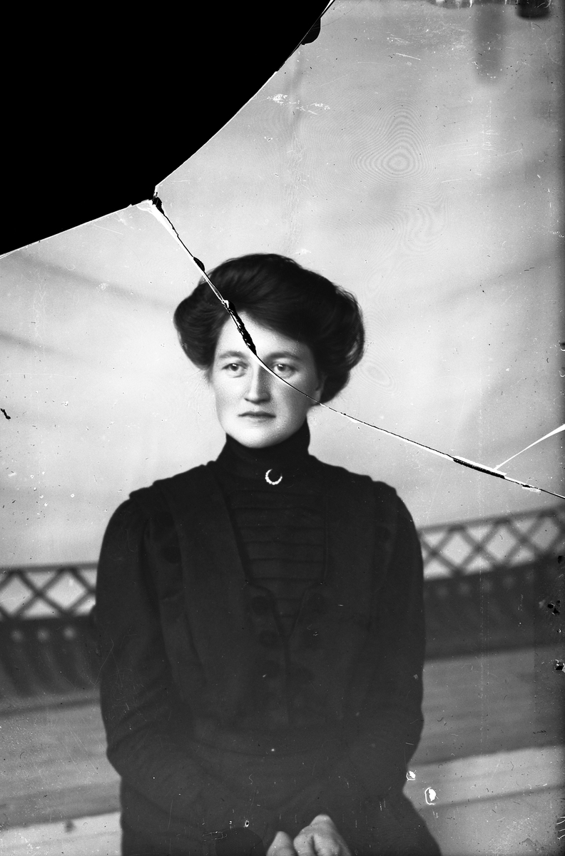 Oscar Holte, Portrett, person, klær,