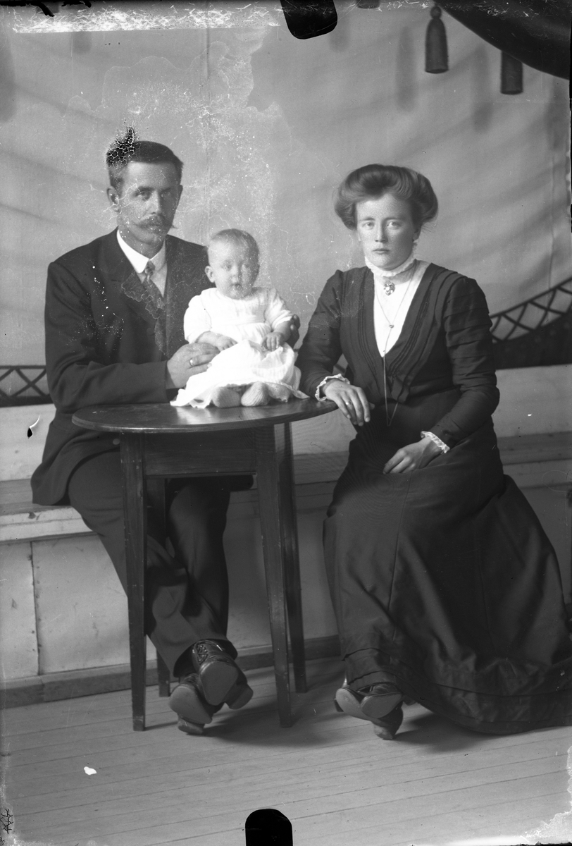 Oscar Holte, Portrett, person, klær,